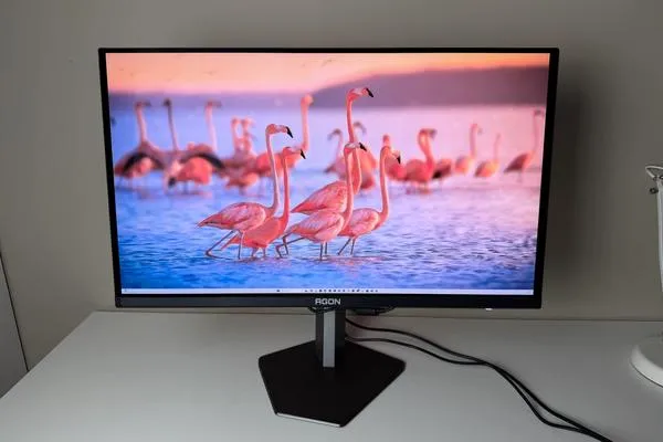 Test av AOC AGON PRO AG276UZD - Maxad bildkvalitet i kompakt format
