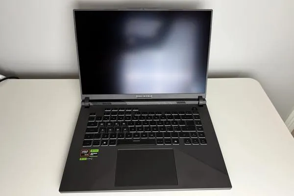 Test av  Asus ROG Strix G16 -  kraftfull gaminglaptop i bärbart 16-tumsformat